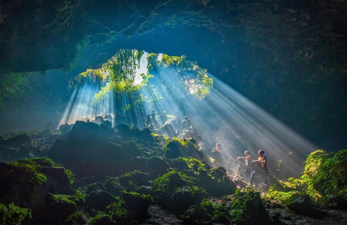 Hình ảnh tuyệt mỹ của hang Chư Bluk khi ánh sáng soi rọi